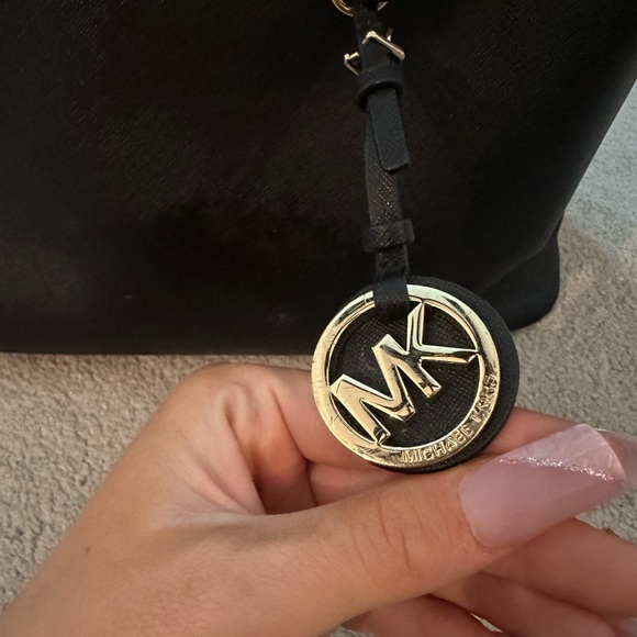 Micheal Kors tote handbag! Comes with dust bag ! Like new barely ever used ! - Picture 2 of 6